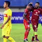 Pemain Semen Padang, Marcel Silva Sacramento dan Vendry Mofu berpelukan usai menumbangkan Bhayangkara FC di laga 8 besar Piala Presiden 2017 di Stadion Manahan, Solo, Minggu (26/2). Semen Padang unggul 1-0. (Liputan6.com/Helmi Fithriansyah)