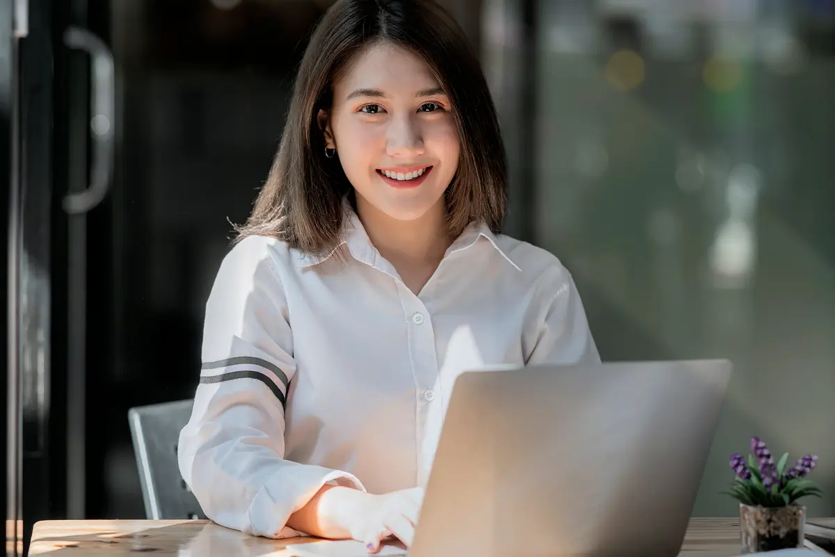 perempuan dan bekerja laptop