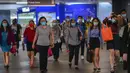 Orang-orang yang memakai masker berjalan di sebuah stasiun kereta metro di Kuala Lumpur, 5 Oktober 2020. Malaysia pada Senin (5/10) melaporkan rekor penambahan kasus harian tertinggi lainnya dengan 432 kasus baru COVID-19, menambah total kasus di negara itu menjadi 12.813. (Xinhua/Chong Voon Chung)