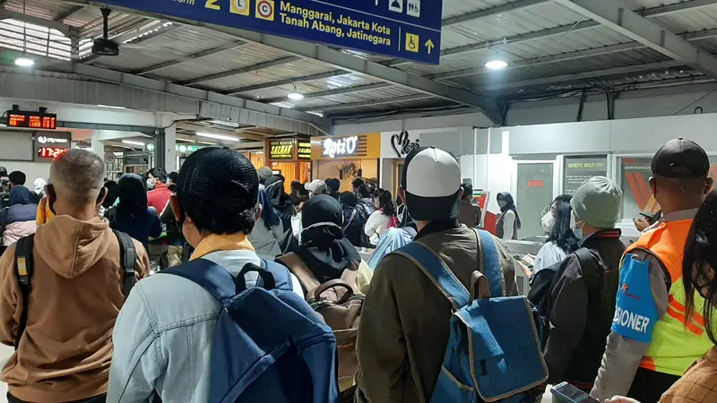 Situasi Stasiun Tebet, Jakarta Selatan saat jam pulang kerja pada Senin (5/7/2021).