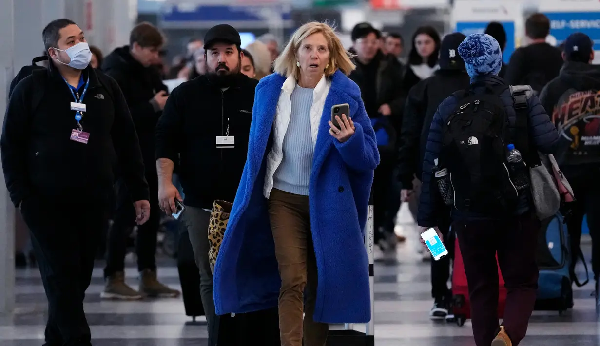 Wisatawan berjalan melalui Terminal 3 di Bandara Internasional O'Hare, Chicago, Amerika Serikat, 19 Desember 2022. Liburan Natal dan Tahun Baru bagi sebagian warga Amerika Serikat dan Eropa tahun ini menghadirkan kekhawatiran karena tekanan ekonomi. (AP Photo/Nam Y. Huh)