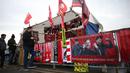 Sejumlah bendera, syal, dan spanduk bergambar Jurgen Klopp dijual di toko merchandise di area dekat Stadion Anfield, Liverpool saat laga putaran keempat Piala FA antara Liverpool melawan Norwich City pada Minggu (28/01/2024). (AFP/Paul Ellis)