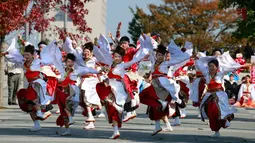 Para penari meramaikan di sepanjang jalanTokyo saat mengikuti pagelaran Festival Yosakoi di Tokyo, Jepang (6/11). Tarian ini berkembang sebagai bentuk modern tari musim panas Awa Odori. (AP Photo/Shizuo Kambayashi)