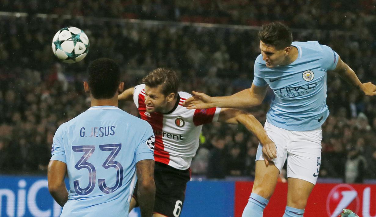 Pemain Manchester City, John Stones (kanan) saat mencetak gol ke gawang Feyenord pada laga Grup F Liga Champions di Kuip stadium, Rotterdam, Belanda (13/9/2017). Manchester City menang 4-0. (AP/Peter Dejong)