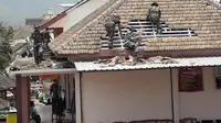 Anggota TNI dilibatkan memperbaiki rumah yang rusak terdampak bencana angin kencang di Kota Batu (BPBD Kota batu)