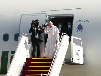 Paus Fransiskus (kanan depan) mengucapkan selamat tinggal setelah mengakhiri kunjungannya ke Irak di Bandara Baghdad, Irak, Senin (8/3/2021). Paus Fransiskus meninggalkan Irak setelah tiga hari tur bersejarah di Irak. (AP Photo/Khalid Mohammed)