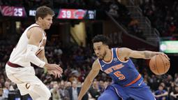 Pebasket New York Knicks, Courtney Lee, berusaha melewati pebasket Cleveland Cavaliers, Kyle Korver, pada laga NBA di Quicken Loans Arena, Cleveland, Minggu (29/10/2017). Cleveland Cavaliers kalah 114-95 dari New York Knicks. (AP/Tony Dejak)