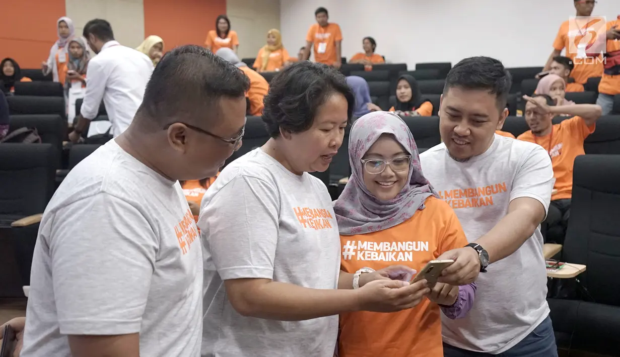 Kepala Departemen Komunikasi Perusahaan Sigit Wahono (kanan), Travel writer Trinity (kedua kiri), Founder Info Gresik Muhammad Irwan (kiri) memberi contoh kepada peserta tentang penggunaan media sosial yang benar pada sharing session di Universitas ISI Gresik, Kamis (11/4). (Liputan6.com/HO/Eko)
