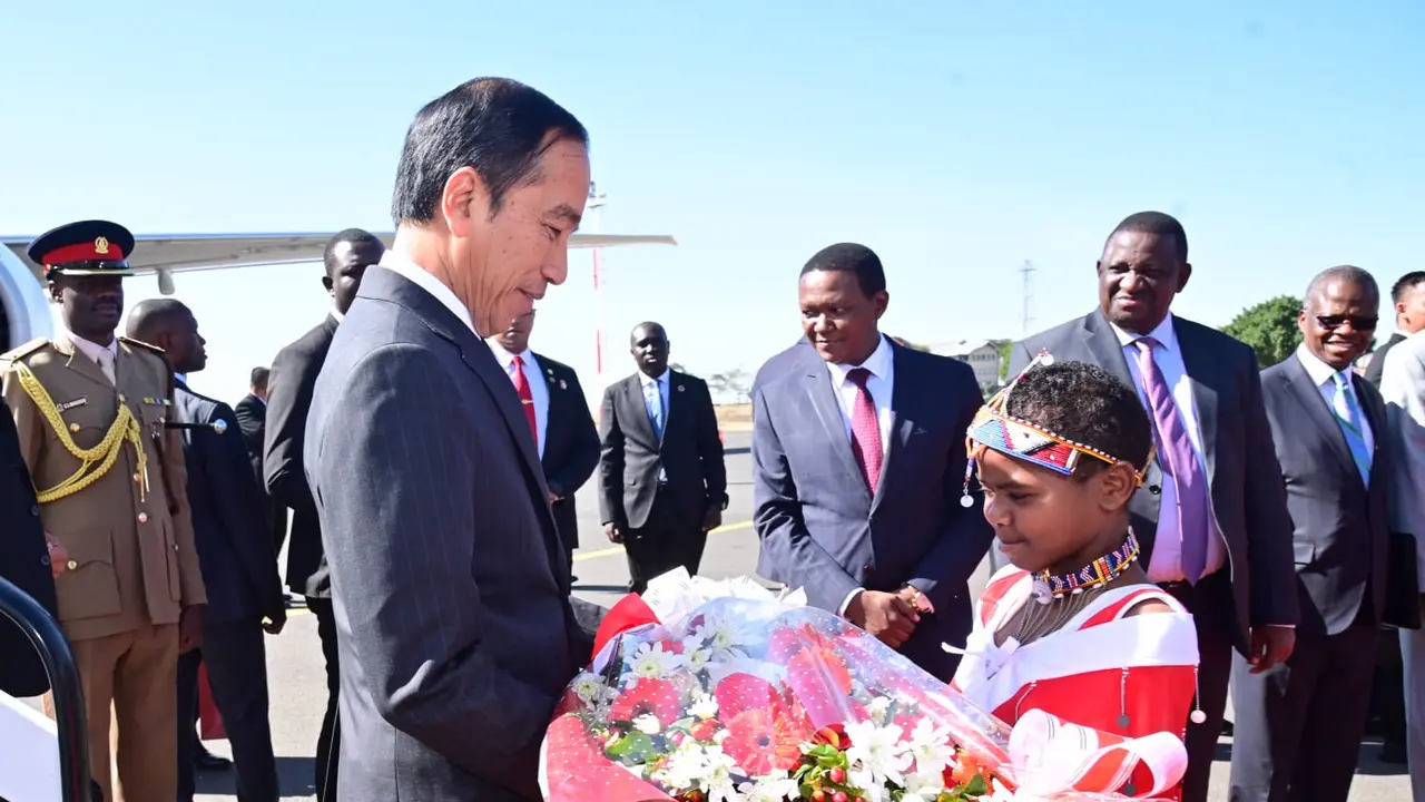 Presiden Jokowi saat tiba di Kenya, Minggu (20/8/2023). (Muchlis Jr - Biro Pers Sekretariat Presiden)