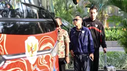 Tom Haye usai turun dari bus Timnas Indonesia di Hotel Fairmont, Jakarta pada Jumat (21/3/2025).