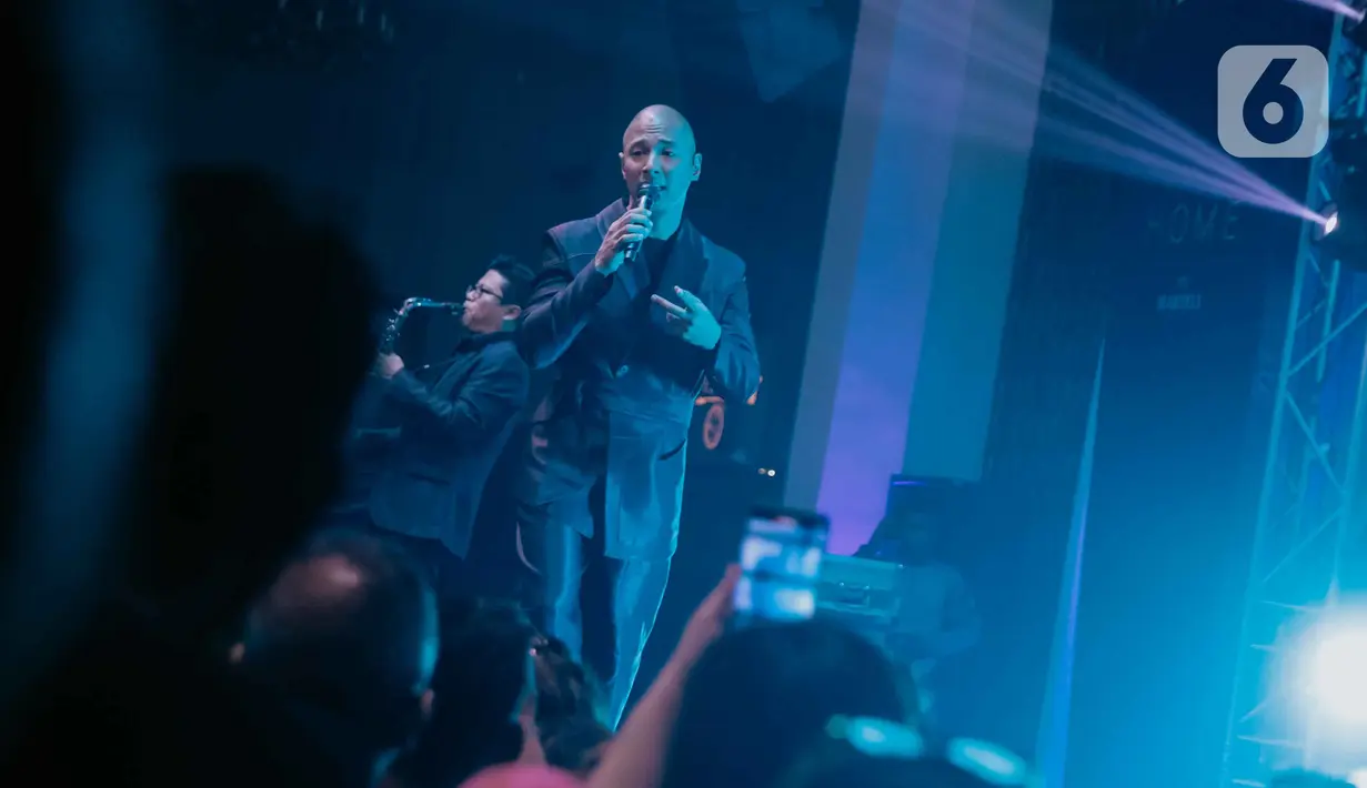 Penyanyi Marcell saat tampil dalam konser yang bertajuk 'rindu kamu yang dulu' di The Pallas SCBD, Jakarta, Jumat (14/2/2020). Dalam penampilannya, Marcell membawakan 10 lagu seperti Satu Mimpiku, Jangan Pernah Berubah, dan Hanya Memuji. (Liputan6.com/Faizal Fanani)
