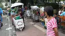 Pedagang kaki lima menjajakan makanan dan minuman di sisi jalan sekitar kawasan Patung Kuda Jakarta, Rabu (5/1/2019). Mereka mencoba peruntungan saat para buruh melakukan aksi perayaan Hari Buruh International atau May Day. (Liputan6.com/Helmi Fithriansyah)