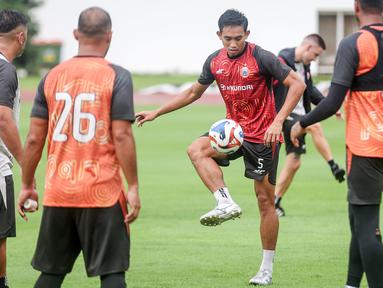 Pemain Persija Jakarta, Rizky Ridho melakukan latihan resmi menjelang laga BRI Super League 2025/2026 melawan Persijap Jepara di Stadion Madya, Senayan, Jakarta, Jumat (02/01/2026). (Bola.com/Abdul Aziz)