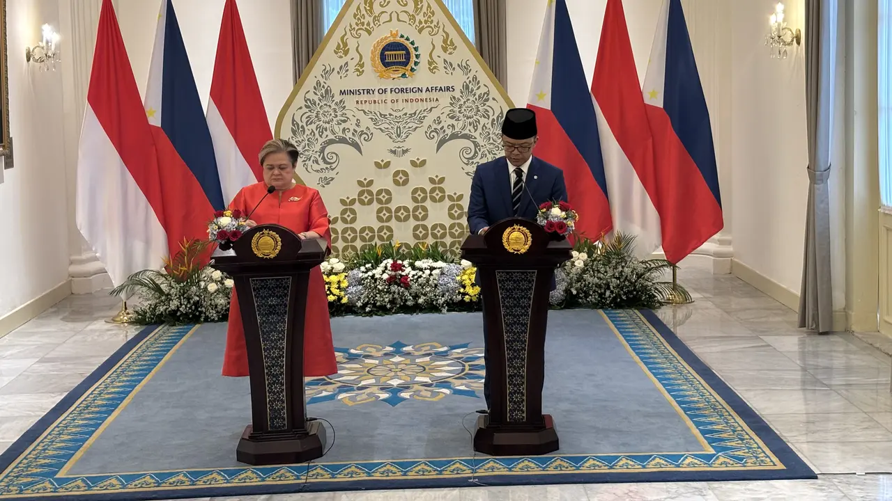 Menteri Luar Negeri RI Sugiono dan Menteri Luar Negeri Filipina Theresa Lazaro saat memberikan pernyataan bersama terkait dengan pertemuan ke-8 Joint Commission for Bilateral Cooperation (JCBC) Indonesia-Filipina di Kemlu RI, Kamis (23/4/2026).