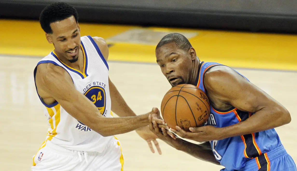 Pemain OKC Thunder, Kevin Durant #35 berebut bola dengan pemain Warriors, Shaun Livingston #34 pada Final Wilayah Barat NBA Playoffs di Oracle Arena, Kamis (19/5/2016) WIB. Warriors menang 118-91. (Cary Edmondson-USA TODAY Sports)