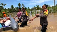 Aparat Kepolisian Bengkulu ikut membantu melakukan evakuasi warga yang menjadi korban banjir dan tanah longsor (Liputan6.com/Yuliardi Hardjo)