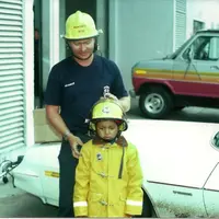 Seorang bocah 6 tahun, Bopsy, menderita Leukemia akut. Meski hidupnya tak bisa lama, mimpi untuk menjadi pemadam kebakaran pun terwujud. | via: huffingtonpost.com