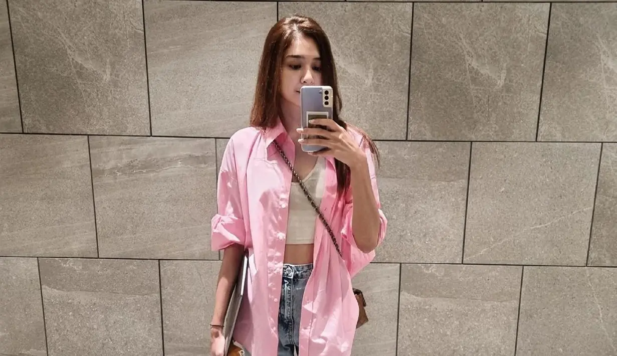 Percaya diri yang tinggi karena memiliki penampilan yang menawan membuat Mikha Tambayong tak sungkan untuk mirror selfie. Tubuhnya yang ideal juga membuat Mikha terlihat sangat memesona. Tidak heran banyak netizen memuji kecantikan Mikha Tambayong. (Liputan6.com/IG/@miktambayong)