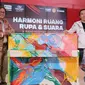 John Martono melukis bukan di kanvas tapi di piano putih polos milik Purwacaraka. Momen langka ini terjadi di pergelaran “Harmoni Ruang Rupa dan Suara.” (Foto: Dok. Instagram @duniapcms)