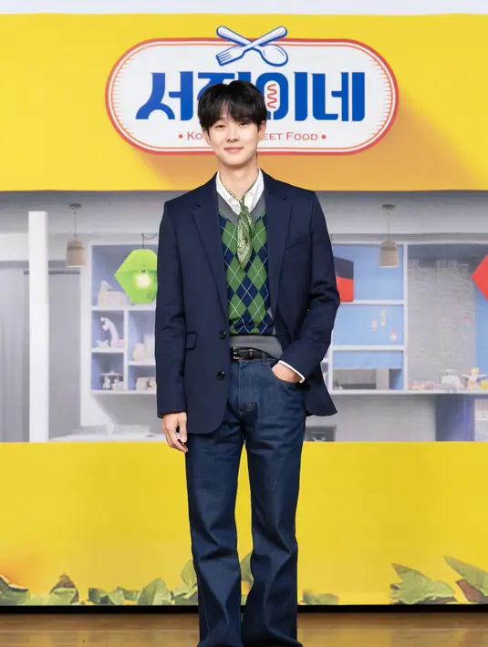 Choi Woo Shik dalam konferensi pers Jinny's Kitchen. (Foto: tvN via Prime Video)