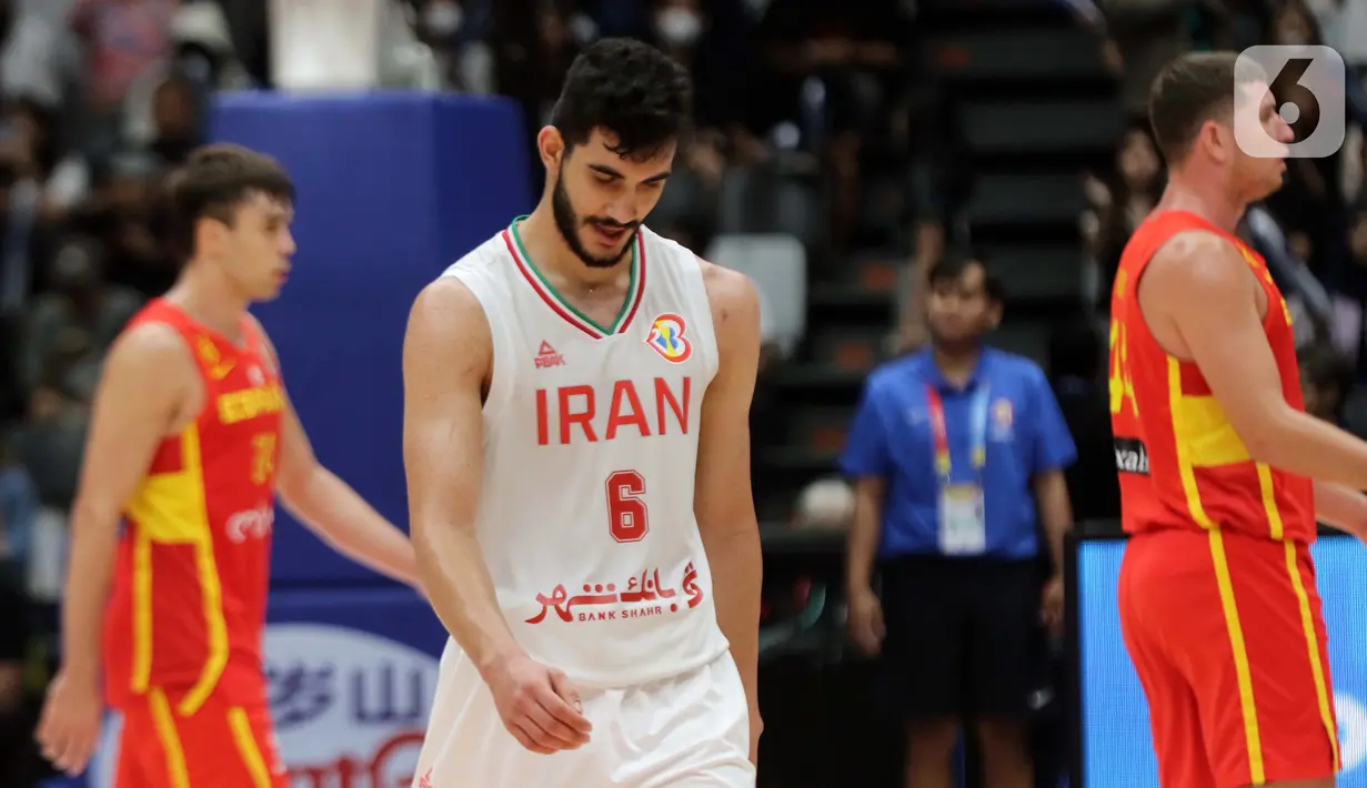 Pemain timnas basket Iran, Mohammad Amini (tengah) usai berhadapan dengan Spanyol pada penyisihan Grup G FIBA World Cup 2023 di Indonesia Arena, Gelora Bung Karno, Jakarta, Rabu (30/8/2023). Iran kalah 65-85 dari Spanyol. (Liputan6.com/Helmi Fithriansyah)