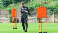 Laga Persija Jakarta melawan Persib Bandung pada pertandingan pekan ke-32 BRI Super League 2025/2026 akan berlangsung di Stadion Segiri, Samarinda, Kalimantan Timur, Minggu (10/5/2026) sore WIB. Tampak dalam foto, pelatih Persija, Mauricio Souza, saat memimpin sesi latihan di Persija Training Ground, Bojongsari, Kota Depok, Jawa Barat, Kamis (7/5/2026). (Bola.com/M Iqbal Ichsan)