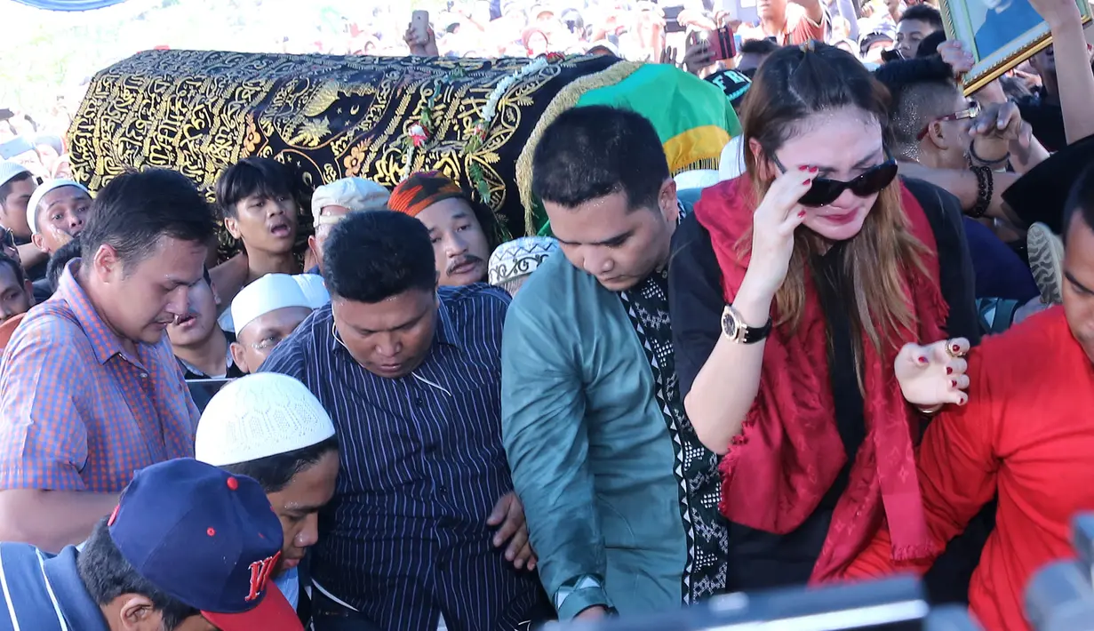Kacamata hitam sama sekali tak bisa menyembunyikan kesedihan Luna Maya (Foto: Galih W Satria)