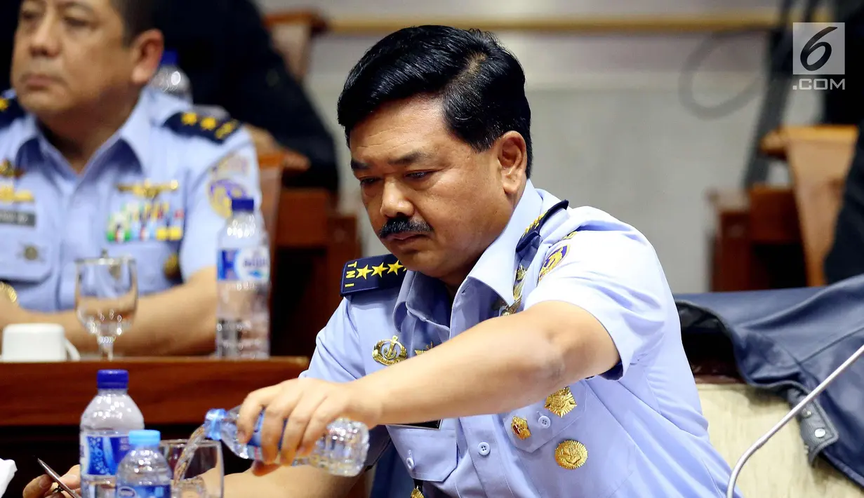 KSAU Marsekal Hadi Tjahjanto saat mengikuti Fit and Proper Test calon Panglima TNI di ruang Rapat Komisi I, Jakarta, Rabu (6/12). Presiden Jokowi menunjuk Hadi sebagai calon tunggal Panglima TNI menggantikan Gatot Nurmantyo. (Liputan6.com/Johan Tallo)