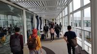 Penumpang pesawat tiba di Bandara Kualanamu, Kabupaten Deli Serdang, Sumatera Utara