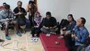 Zulkifli Hasan duduk lesehan bersama wartawan membahas evaluasi kinerja MPR RI di Kompleks Parlemen Senayan, Jakarta, Senin (22/12/2014).(Liputan6.com/Andrian M Tunay)