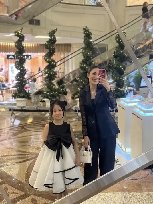 Nindy juga hadir mengenakan blazer hitam lengan lace dengan inner dan celana panjang warna senada. Di tangannya, ia membawa tas Chanel putih. [@nindyayunda]