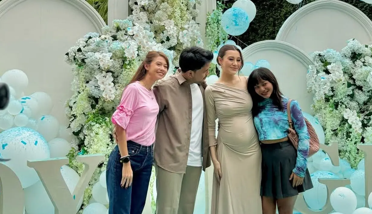 <p>Amel Carla mengenakan atasan biru lengan panjang model crop. Dipadukan mini skirt pleated abu-abu dan sepatu pink senada dengan shoulder bag. [@amelcarla]</p>