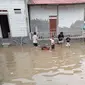 Banjir melanda ratusan pemukiman rumah warga di Kabupaten Tangerang. (Liputan6.com/Pramita Tristiawati)