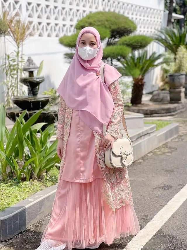7 Potret OOTD Busana Muslim Ala Chacha Frederica, Inspirasi Gaya Baju Lebaran