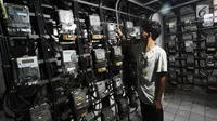 Seorang pelanggan tengah mengisi token listrik di Rusun Bendungan Hilir, Jakarta, Rabu (15/11). Pelanggan yang semula ada di level 1.300 VA akan mendapat fasilitas hingga 4.400 VA. (Liputan6.com/Angga Yuniar)