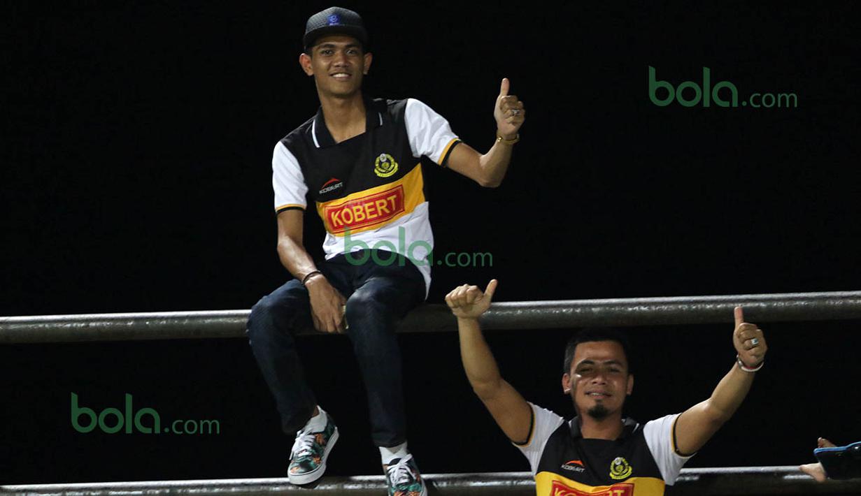 Suporter (Penyokong) hadir memberi dukungan kepada T-Team saat berlaga pada babak play-off melawan ATM di Stadion Perak, Malaysia, Sabtu (30/01/2016). (Bola.com/Nicklas Hanoatubun)
