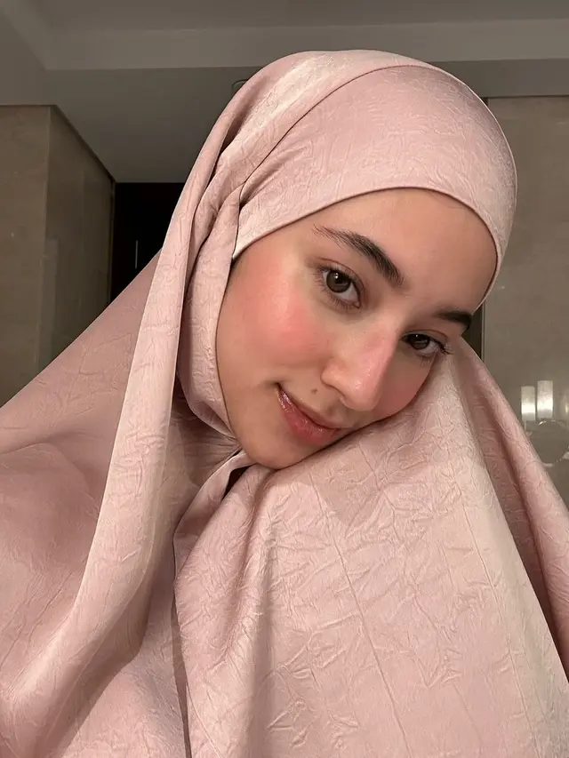 5 Potret Ameera Khan Pacar Jefri Nichol saat Tampil Berhijab, Pesona Kecantikan Alami (credit: instagram/littlemisskhan).