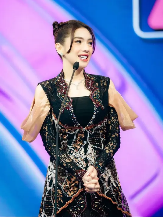 Angel Karamoy kenakan dress berkerah rendah yang padukan payet, brukat, dan ornamen batik di pinggang [@therealangelkaramoy]