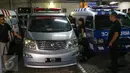 Mobil ambulans yang akan membawa ke rumah duka di Bintaro, Tangsel (31/7). Rencananya, jenazah Mike akan dimakamkan di TPU Tanah Kusir pada Selasa, (2/8). (Liputan6.com/Fery Pradolo)