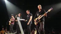 U2 saat tampil dalam salah satu konsernya. (U2-vertigo-tour.com)