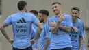 Pemain timnas Argentina, Leandro Parede (tengah) dan Angel Di Maria (kanan) bercengkerama dengan Rodrigo De Paul dalam sesi latihan di Kamp Pelatihan Julio Humberto Grondona, Ezeiza, Argentina, Rabu (21/3/2023). (AFP/Juan Mabromata)