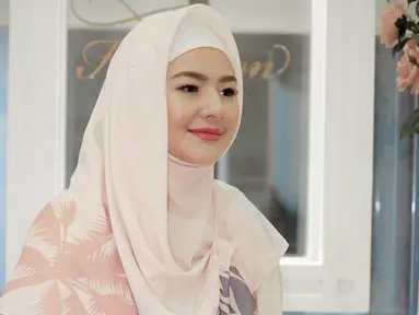 Bukan pertama kali, wanita kelahiran Tangerang ini cukup sering membagikan inspirasi busana hijab. Salah satunya saat acara launching hijab sesama rekan artisnya, begini penampilan anggun Eriska Rein dengan OOTD hijab yang bernuansa pastel.(Liputan6.com/IG/@eriskarein)