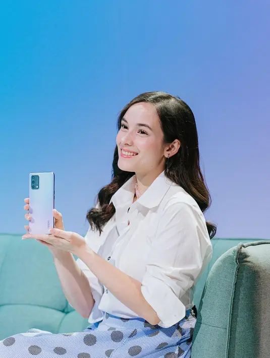 OOTD elegan mengenakan kemeja putih wanita modern dari Chelsea Islan. Ia memadukan kemeja putih polosnya dengan rok biru bermotif polkadot hitam. [Foto: Instagram/chelseaislan]