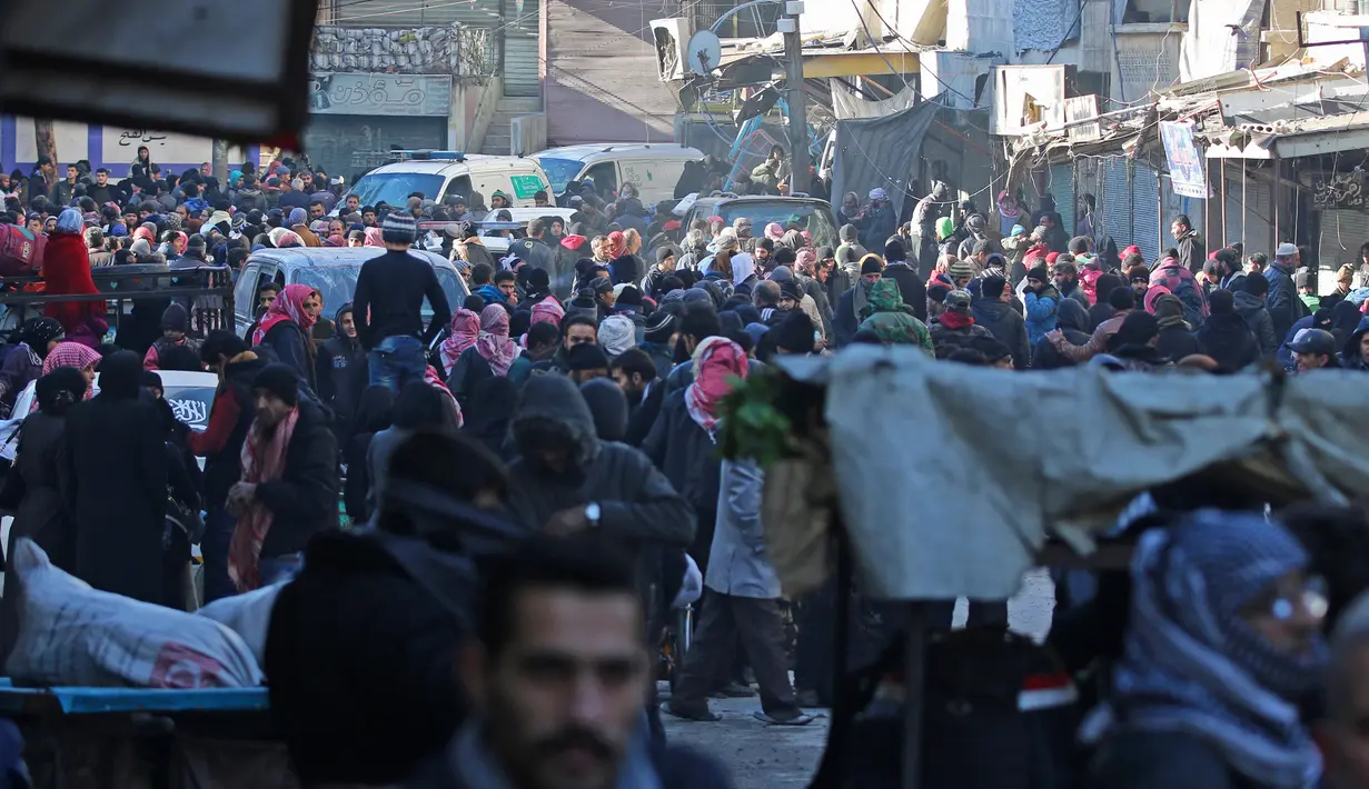 Ribuan warga menunggu untuk dievakuasi dari wilayah yang dikuasai pemberontak di Aleppo, Suriah, Kamis (15/12). Evakuasi tersebut dilakukan di wilayah timur kota Aleppo yang menjadi sisa-sisa kantong pejuang oposisi. (REUTERS/Abdalrhman Ismail)