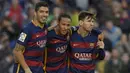 Trio Suarez (kiri), Neymar (tengah), dan Messi (kanan) merupakan trisula yang paling dikenal pada sepak bola modern kala ini. Trio penyerang itu mampu mencetak 364 gol dari 450 pertandingan di setiap kompetisi dan membantu Barcelona meraih Trable Winner tahun 2014/2015. (Foto: AFP/Lluis Gene)