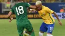 Momen saat penyerang Brasil, Neymar disikut oleh penyerang Bolivia, Yasmani Duk pada kualifikasi Piala Dunia 2018 di Stadion Dunas Arena, Brasil (6/10). Brasil menang atas Bolivia dengan skor 5-0. (AFP PHOTO/Nelson Almeida)