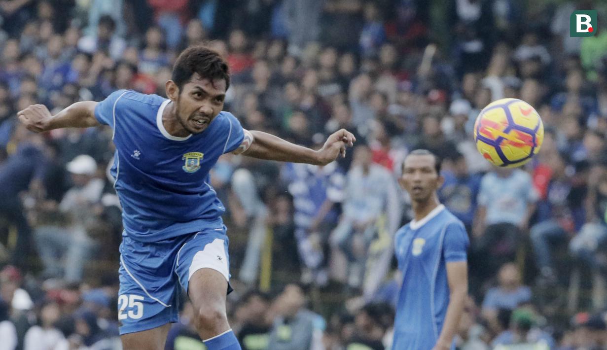 Pemain Perserang, Ervin Rianto, menyundul bola saat pertandingan melawan Persib Bandung pada laga persahabatan di Stadion Maulana Yusuf, Banten, Kamis (1/3/2018). Persib menang 6-0 atas Perserang. (Bola.com/M Iqbal Ichsan)