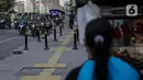 Petugas gabungan dari Satpol PP, Dishub, polisi hingga TNI melakukan patroli di kawasan Jalan Fatmawati, Jakarta, Kamis (15/4/2020). Patroli gabungan tersebut untuk mengimbau masyarakat agar tetap dirumah dan selalu menggunakan masker saat beraktivitas di luar rumah. (Liputan6.com/Faizal Fanani)