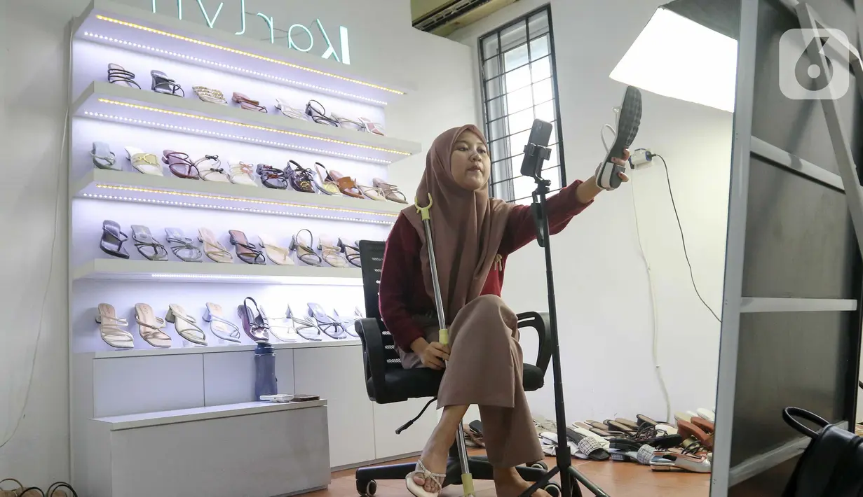 Industri rumahan sandal wanita dengan merek Karlyn ini menggunakan platform digital untuk menjangkau lebih banyak calon pembeli. (Liputan6.com/Herman Zakharia)