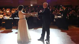 Mike Pence bersama istri, Karen Pence menikmati dansa di Indiana Society Ball, Washington, DC. AS (19/1). Mike Pence akan mendampingi Donald Trump sebagai Presiden AS ke-45 yang akan dilantik pada 20 Januari 2017. (Spencer Platt/Getty Images/AFP)